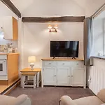 Cottage 6 Studio Mews