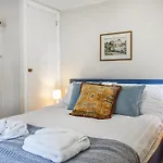 Pitcairn Cottage-Uk41256