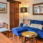 Pitcairn Cottage-Uk41256