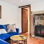 Pitcairn Cottage-Uk41256