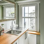 Pitcairn Cottage-Uk41256