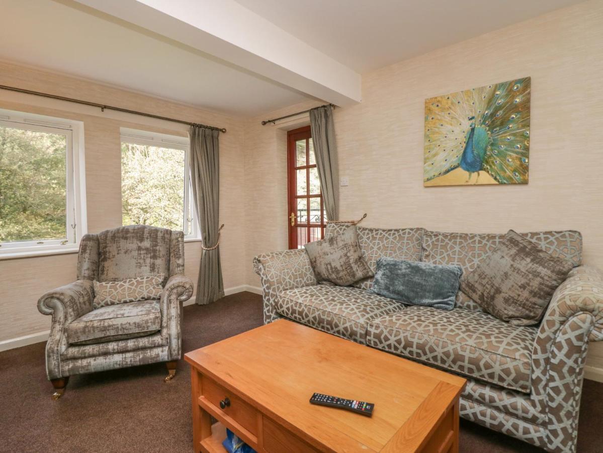4 Apartment *