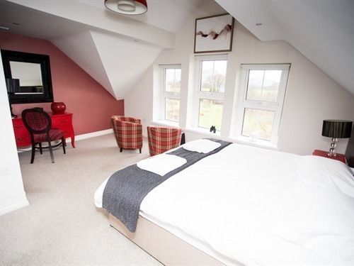 Lakeside House 4*