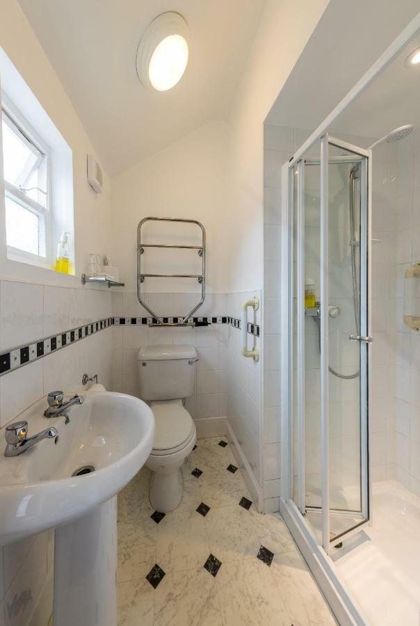 Dorchester House Guest house 4*