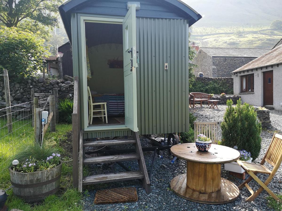 Shepherds Hut Dolly Wagon Farm stay *